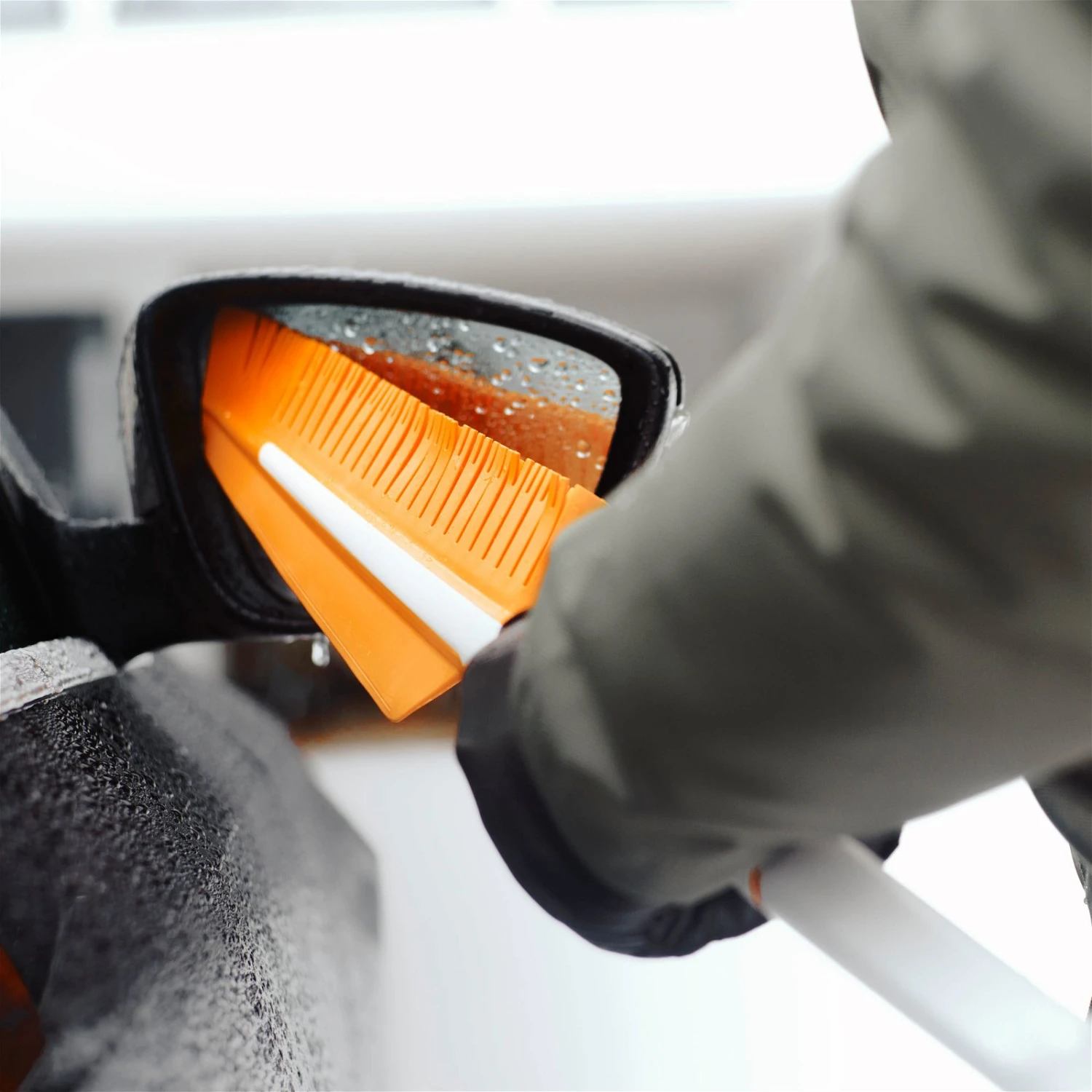 Fiskars SnowXpert Eiskratzer & Schneebürste 7 Fiskars SnowXpert Eiskratzer & Schneebürste – Bild 5