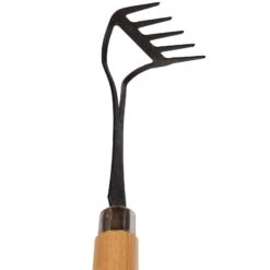 Kölle Handrechen, Handgeschmiedet, Kohlenstoffstahl, Stiel 50 Cm, Buche -Gartenbedarf Verkäufe 2024 0920101095 Koelle Handrechen schwarz lackiert mit lackiertem Buchen Knopfstiel 2 86382