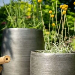 Pflanzgefäß 'Rowen', Silber, Ø 38 X H 62 Cm -Gartenbedarf Verkäufe 2024 3210801635 3210801636 3210801637 3210801638 Pflanzgefaess Rowen silber 13 115030 1